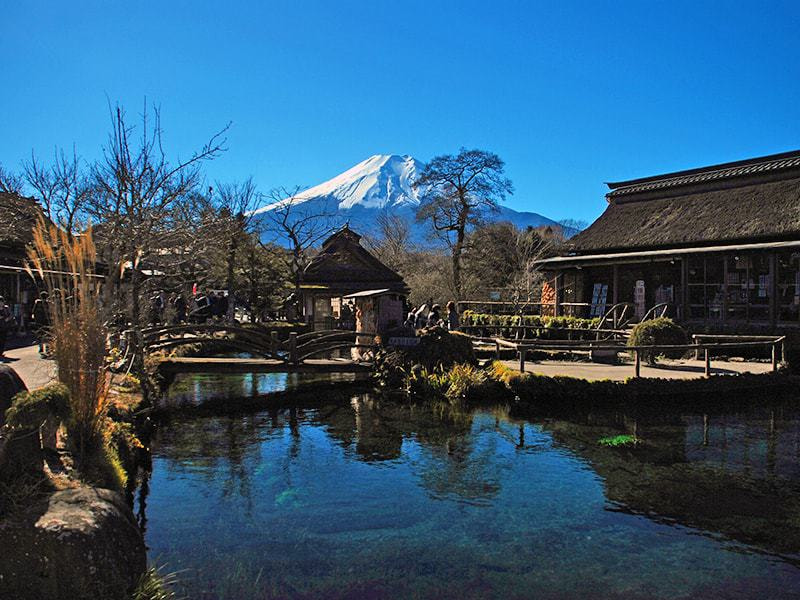 富士山をバックにした忍野八海の写真